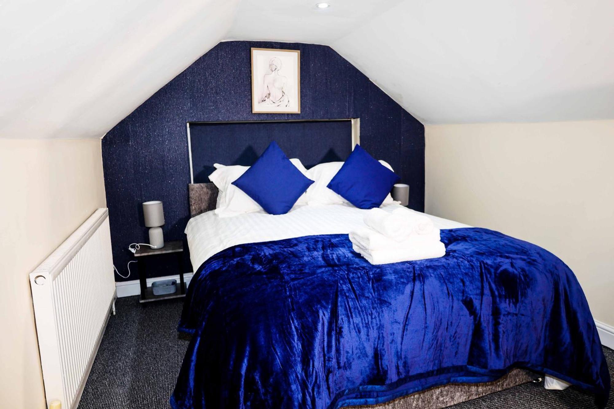 Lausory King Bed Living Your Luxe Home Away Ноттингем Экстерьер фото